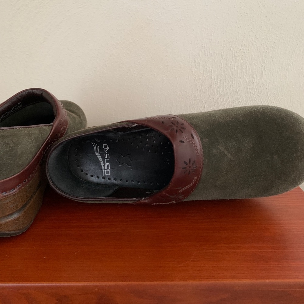 Pair of forest green felt Danskos. In women’s sz 6